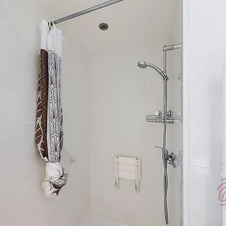 Apartment F2 Equipe Avec Balcons, Ascenseur Et Wi-fi, Proche Des Thermes De - Fr-1-451-141