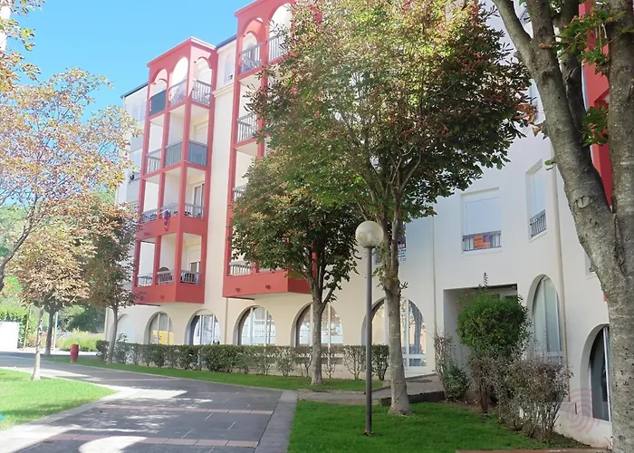 F2 Equipe Avec Balcons, Ascenseur Et Wi-fi, Proche Des Thermes De - Fr-1-451-141 *